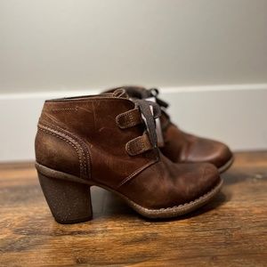 Clarks Leather Lace-up Ankle Bootie